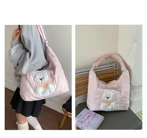 Détail du cabas rose matelassé avec motifs cœurs et broderie ours Lucky Puppy élégante