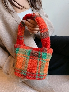 Colorful checkered plush bucket handbag made of soft teddy fleece for autumn and winter