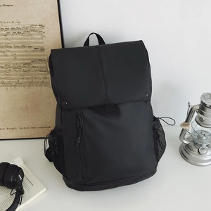Détail du sac à dos noir imperméable avec poche latérale en filet et rangement zippé