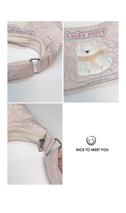 Détail du matelassage en cœur et broderie chiot en peluche sur un cabas en nylon rose