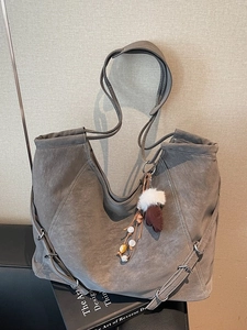 Sac fourre-tout minimaliste en daim gris avec fines bretelles et pendentif gant créatif