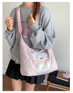 Détail du sac matelassé rose avec chien en peluche et broderie Happy élégante