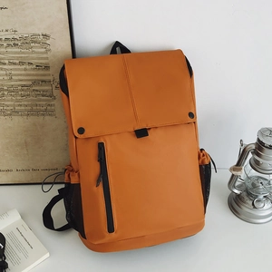 Vue détaillée du sac à dos orange avec rabat et poche latérale en maille filet