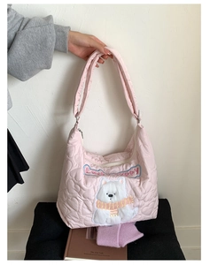 Détail du sac cabas rose matelassé avec motifs de cœur et broderie d'ours polaire mignon