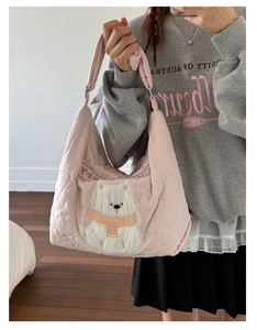 Détail du sac fourre-tout matelassé rose avec broderie chien en peluche 3D et cœurs