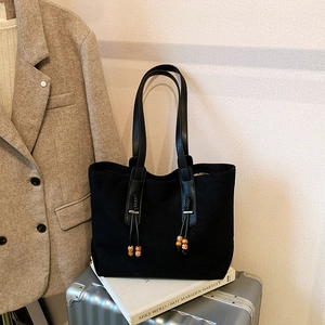 Grande borsa tote vintage in tela nera con lacci di perline e manici in ecopelle
