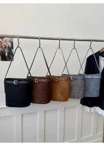 Sacs seaux en daim de diverses couleurs avec boucle métallique et bandoulière élégante