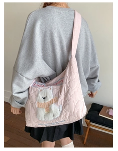 Texture de cœur matelassée sur cabas rose avec broderie de chiot doux en détail