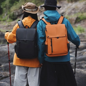 Sac à dos extérieur imperméable avec rabat et poches latérales pour randonnée