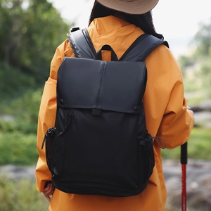 Détail du sac à dos extérieur noir imperméable avec fermeture à boucle et poche filet