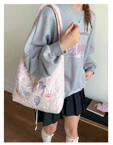 Détail du grand sac cabas rose matelassé avec broderies de chat et motifs de cœur