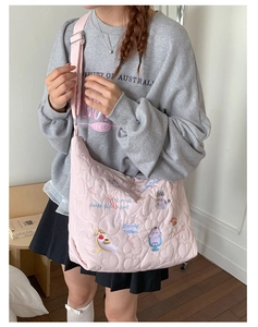 Vue détaillée du cabas rose matelassé avec broderie chat mignonne et motifs de cœurs