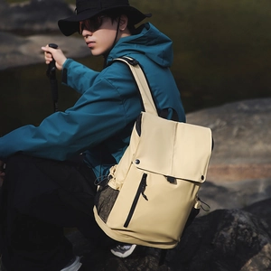Sac à dos extérieur beige imperméable avec fermeture à boucle et poche filet en montagne