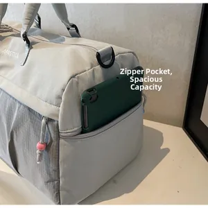 Détail de la poche latérale montrant le rangement de tablette pour sac de sport