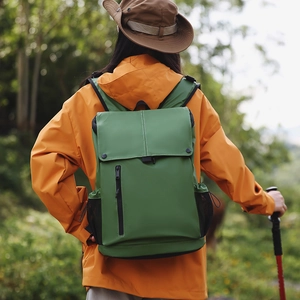 Sac à dos de randonnée vert avec poches latérales en filet et tissu imperméable