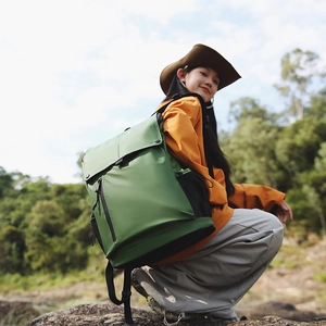 Détail d'un sac à dos de randonnée vert avec boucle et poches latérales en filet