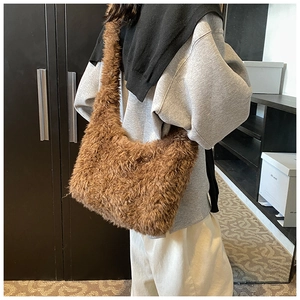 Dettaglio di una borsa hobo in ecopelliccia marrone con trama soffice e tracolla larga