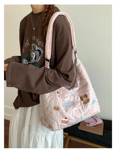 Détail d'un sac cabas rose matelassé avec motifs de cœur et broderies mignonnes