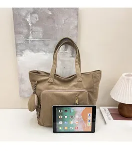 Dettaglio della grande borsa tote in velluto a coste con spazio interno e un iPad di misura
