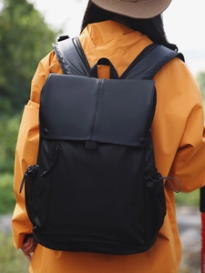 Sac à dos de randonnée noir léger avec grande capacité et finition mate imperméable