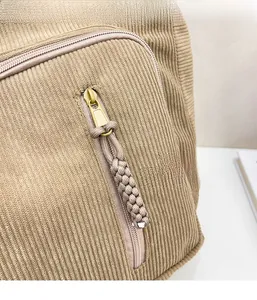 Dettaglio della borsa tote in velluto a coste kaki con tasca a zip e cordino intrecciato