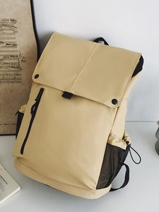 Sac à dos d'extérieur beige minimaliste avec grand rabat et boucle pour voyage ou école