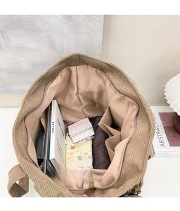 Vista dall'alto dell'interno della grande borsa tote in velluto a coste kaki con tasche