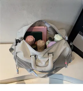 Vue de dessus du sac de voyage gris spacieux avec rangement pour PC et sport