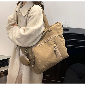 Dettaglio borsa tote in velluto a coste con tasche zip e mini borsellino abbinato