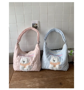 Sacs fourre-tout matelassés avec motifs cœurs et détails de broderie chiot en peluche