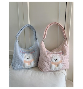 Détail du tissu matelassé cœur avec broderie chiot en peluche 3D et texte Lucky puppy