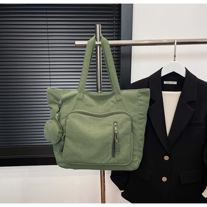Dettaglio borsa tote in velluto a coste verde militare con cerniera e mini portamonete
