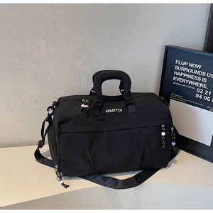 Détails du sac de voyage en nylon noir avec logo et tirettes de fermeture à perles