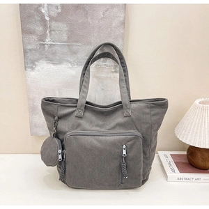 Dettaglio della borsa tote in velluto a coste grigio con portamonete tondo in interno accogliente