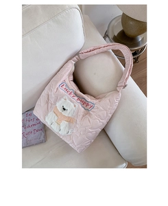 Détail du sac cabas matelassé rose avec motifs cœurs et broderie chiot porte-bonheur