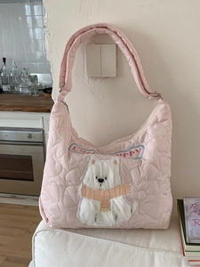Sac fourre-tout matelassé rose avec patch chiot Lucky Puppy sur un canapé blanc