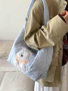 Sac à bandoulière matelassé bleu clair avec cœurs et écusson chiot en peluche