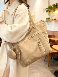 Set borsa tote in velluto a coste beige con portamonete e tasche frontali con cerniera