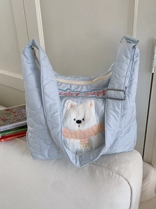 Sac cabas matelassé bleu clair avec écusson chiot en peluche et bandoulière réglable