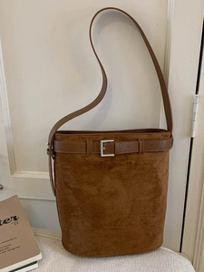 Sac seau en daim marron avec boucle de ceinture pour le trajet décontracté d'automne