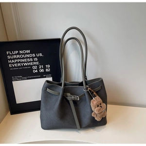 Graue Shopper-Tasche mit Webstruktur, Schulterriemen und braunem Plüschbär-Anhänger