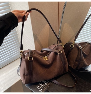 Détails de ce sac cabas en daim marron foncé avec lanières en cuir et fermetures éclair
