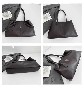 Viste multi-angolo di una borsa tote vintage con croce argentata e targhetta in pelle