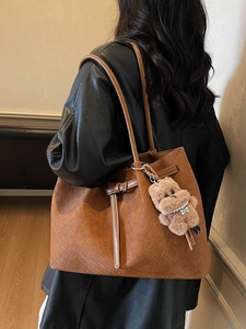 Braune Shopper-Tasche aus geflochtenem Leder mit Plüsch-Anhänger für Damen und Alltag