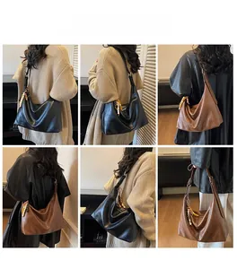 Vues détaillées du grand sac hobo pour femme avec glands en bois en deux couleurs