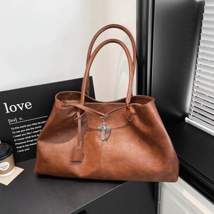 Borsa tote vintage in ecopelle marrone scuro con ciondolo a croce argento e manici