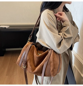 Gros plan sur la texture en daim marron foncé et les détails en cuir du grand sac