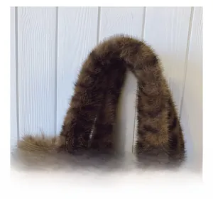 Détail d'une poignée confortable en fausse fourrure sur un sac cabas léopard marron