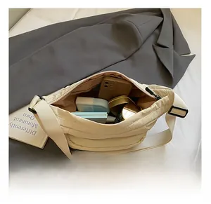 Innenansicht der großen gesteppten Hobo-Tasche mit Platz für Handy und Kosmetik