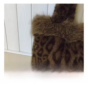 Gros plan sur la texture léopard et la bordure en fausse fourrure du sac à main d'hiver